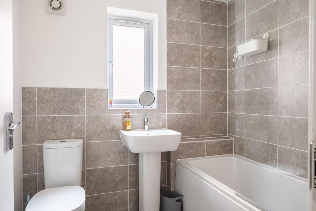 Cosy 3 Bed Near Beaches, Cardiff & Brecon Beacons Coity Exterior foto